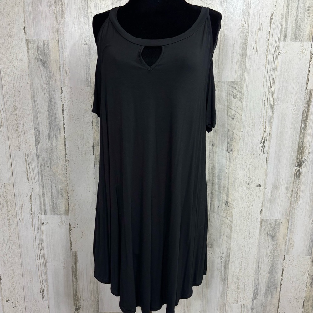Blossom by P Black Keyhole Detail Plus Size‎ Cold Shoulder Tunic Top